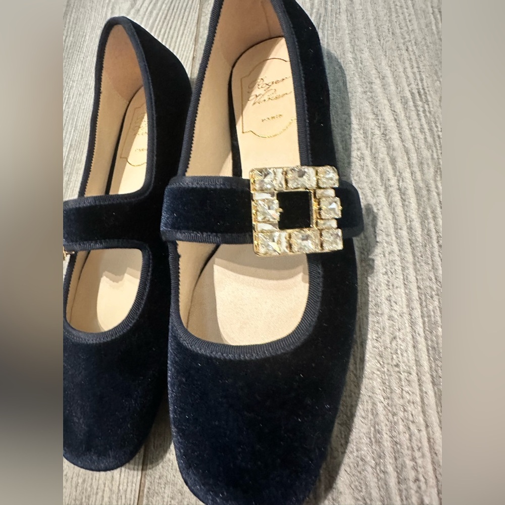Roger Vivier Très Vivier Strass Crystal-embellished Velvet MaryJane Ballet Flats - Picture 4 of 14
